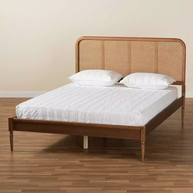 Letto a piattaforma King Elston Wood e rattan sintetico marrone/noce cenere - Baxton Studio: design di metà secolo, gambe tornite