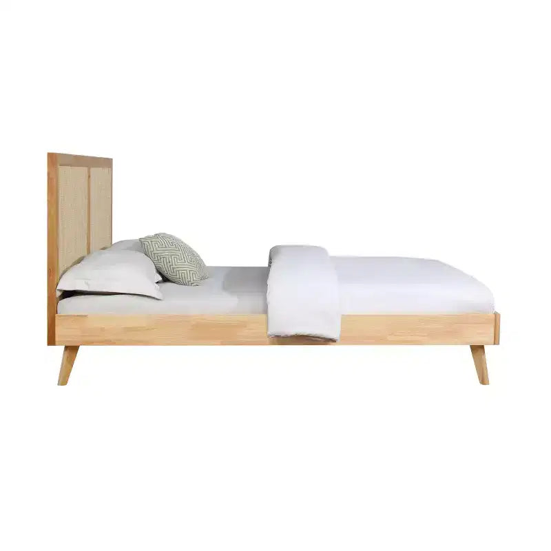 Letto matrimoniale Queen Chancery Boho con piattaforma, finitura naturale e testiera in canna d'India - Powell