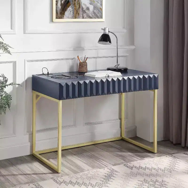 Scrivania Mendella con porte USB e prese elettriche - HOMES: Inside + Out