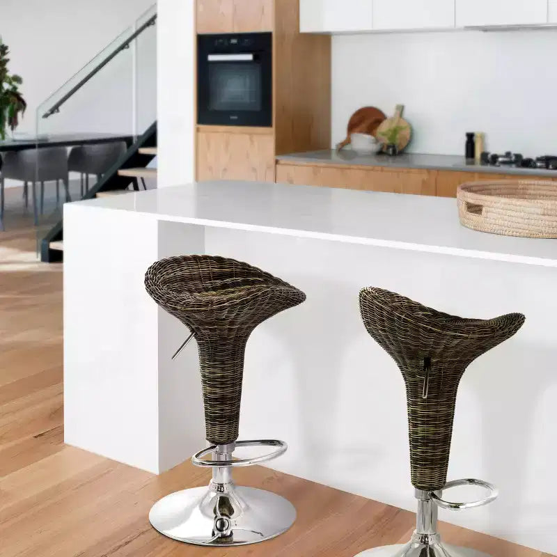 Sgabello da bar regolabile Elama a 2 pezzi in rattan marrone con base cromata