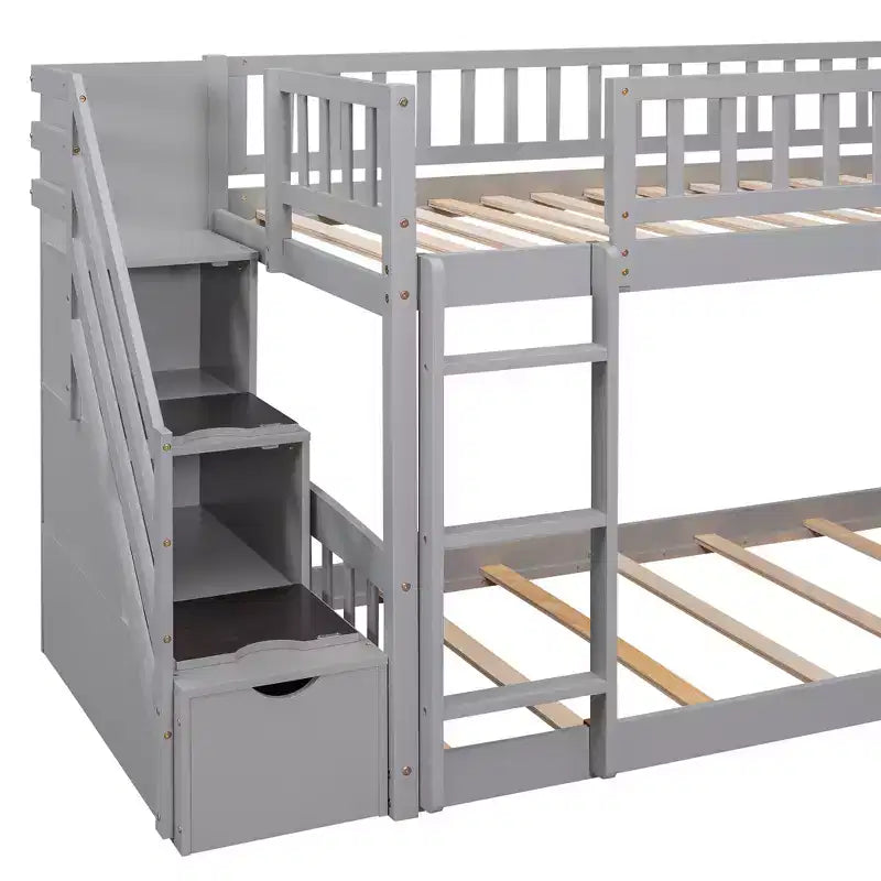 Letto a castello ModernLuxe con scaletta e due cassetti (due letti singoli)
