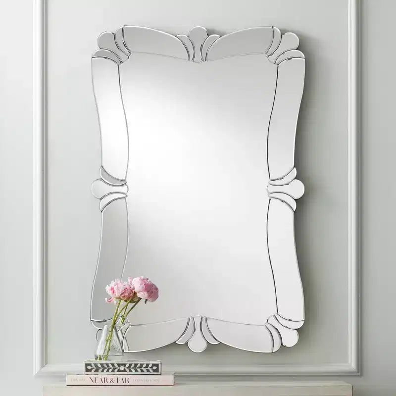 Specchio da parete decorativo rettangolare Fabrina di Possini Euro Design, moderno con bordo smussato, cornice a specchio in vetro a forma di fiore, 66 cm di larghezza per bagno o camera da letto