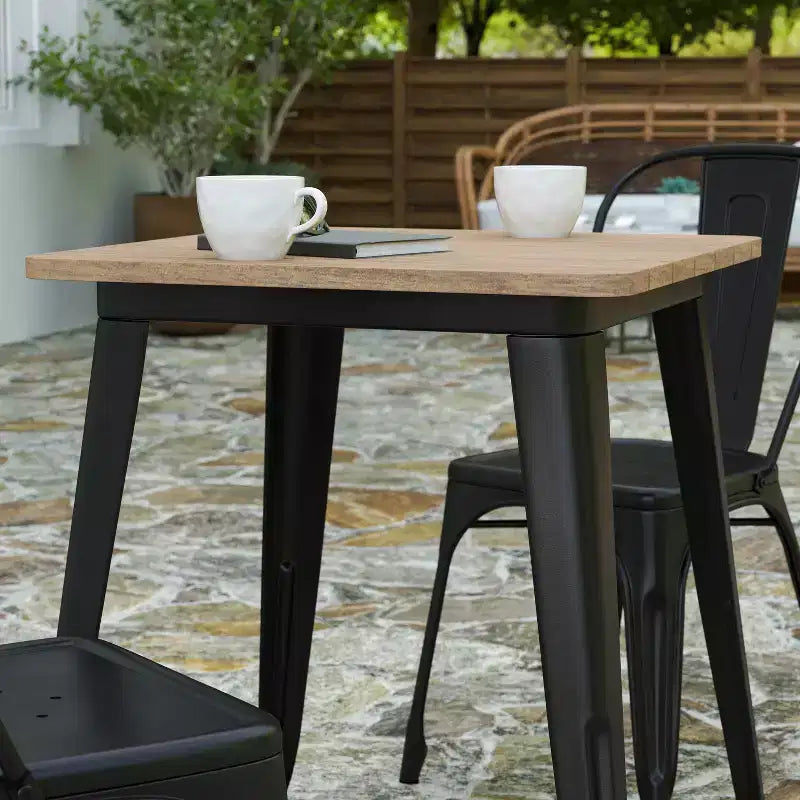 Tavolo da pranzo Merrick Lane per interni/esterni, piano quadrato in poliresina da 23,75 con base in acciaio, resistente a tutte le condizioni atmosferiche