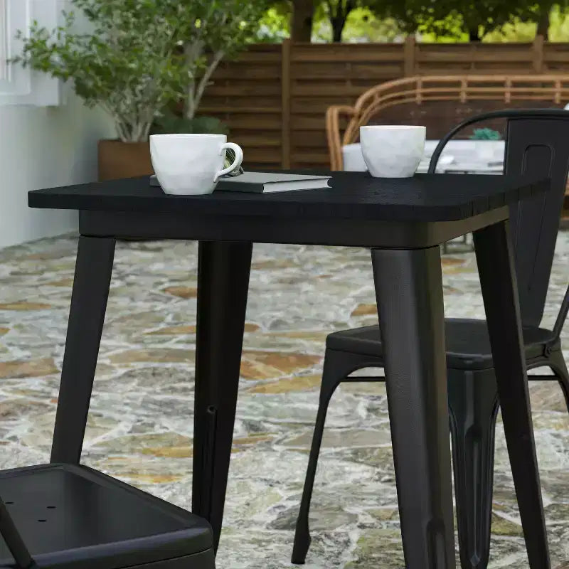 Tavolo da pranzo Merrick Lane per interni/esterni, piano quadrato in poliresina da 23,75 con base in acciaio, resistente a tutte le condizioni atmosferiche