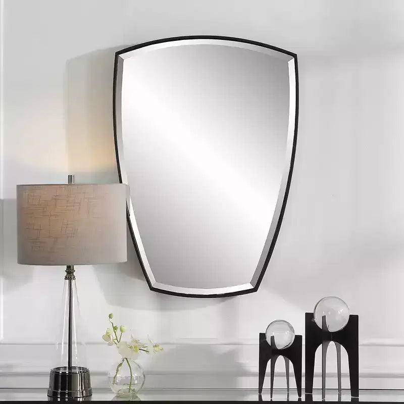 Specchio da parete a scudo Uttermost Crest Satin Black 25 1/4 x 36