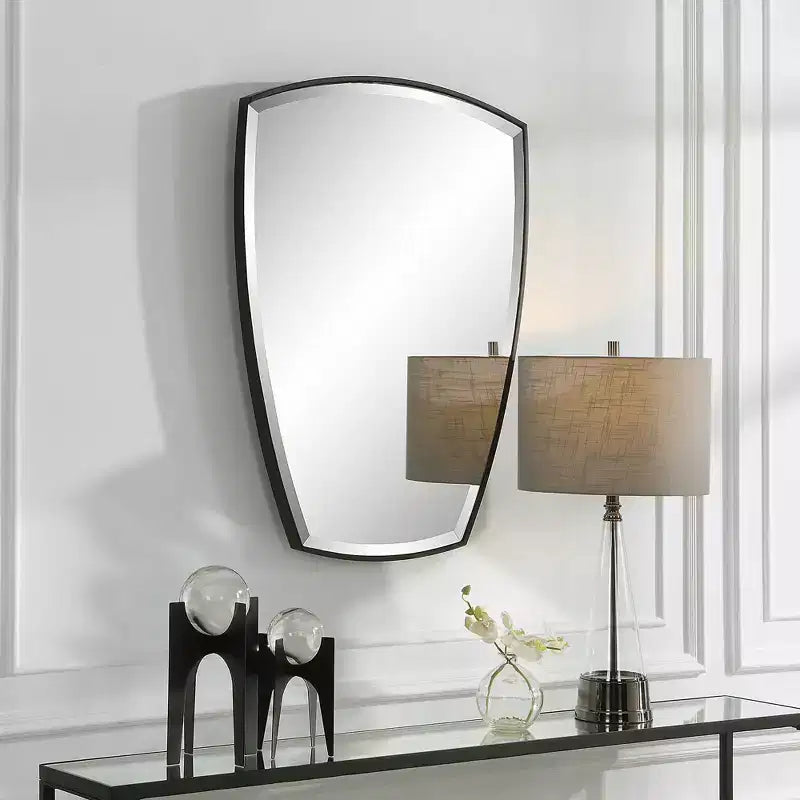 Specchio da parete a scudo Uttermost Crest Satin Black 25 1/4 x 36