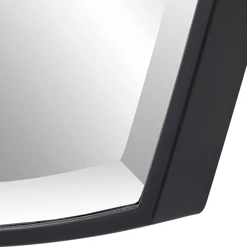 Specchio da parete a scudo Uttermost Crest Satin Black 25 1/4 x 36