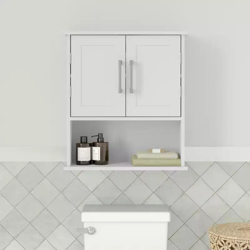 Pensile da bagno Merrick Lane con ripiano regolabile, ripiano inferiore aperto e ante con chiusura magnetica