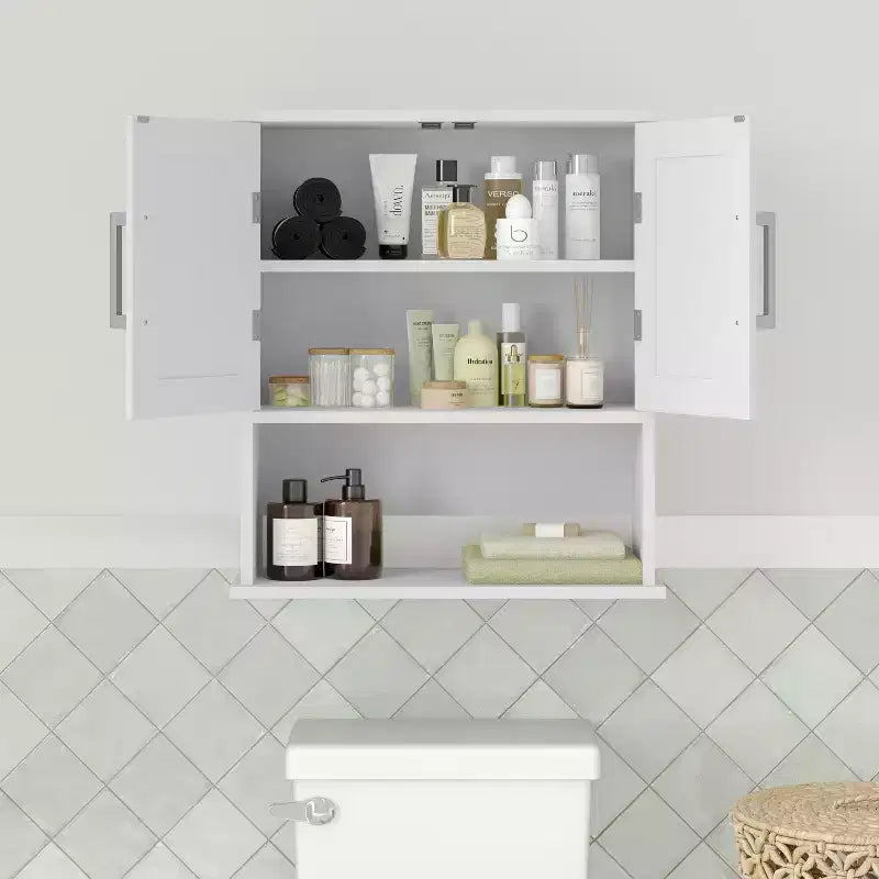Pensile da bagno Merrick Lane con ripiano regolabile, ripiano inferiore aperto e ante con chiusura magnetica