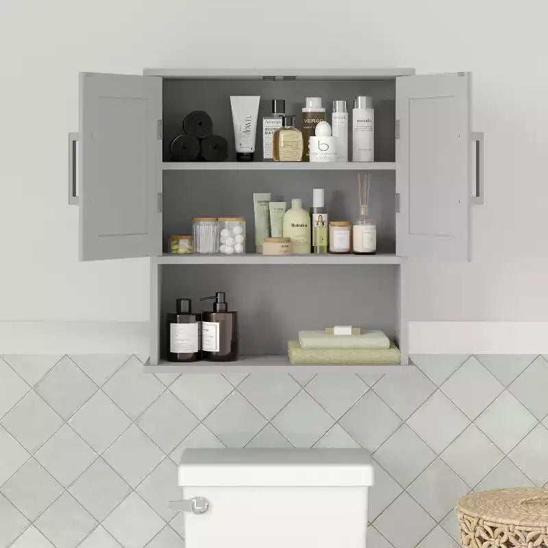 Pensile da bagno Merrick Lane con ripiano regolabile, ripiano inferiore aperto e ante con chiusura magnetica