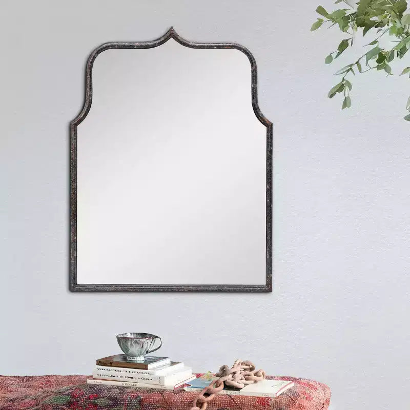 Specchio da parete Storied Home con cornice ad arco in metallo