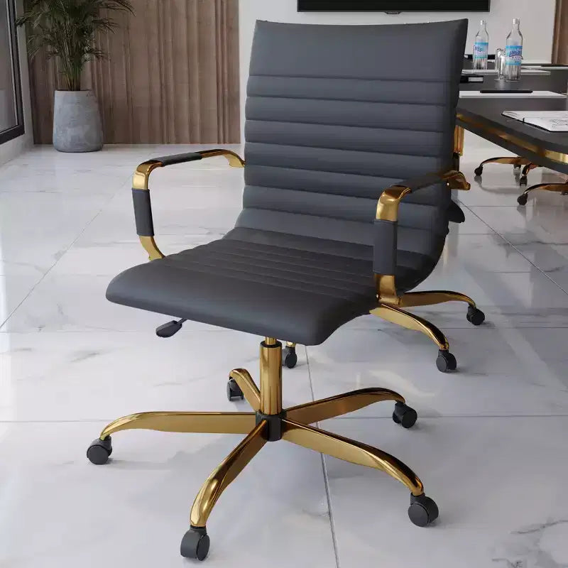 LeisureMod Harris Sedia da ufficio senza braccioli – Pelle a coste con struttura in metallo dorato – Moderna sedia da scrivania girevole e reclinabile