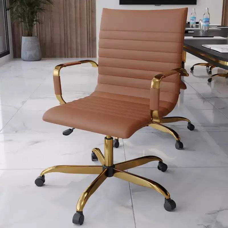 LeisureMod Harris Sedia da ufficio senza braccioli – Pelle a coste con struttura in metallo dorato – Moderna sedia da scrivania girevole e reclinabile