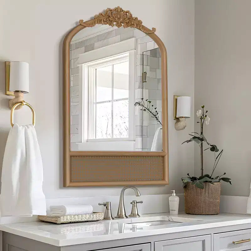 Specchio da parete decorativo Dovelina Arch con cornice in legno intagliata, fondo con specchio da appendere in rattan