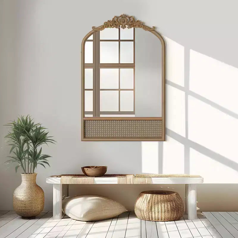 Specchio da parete decorativo Dovelina Arch con cornice in legno intagliata, fondo con specchio da appendere in rattan