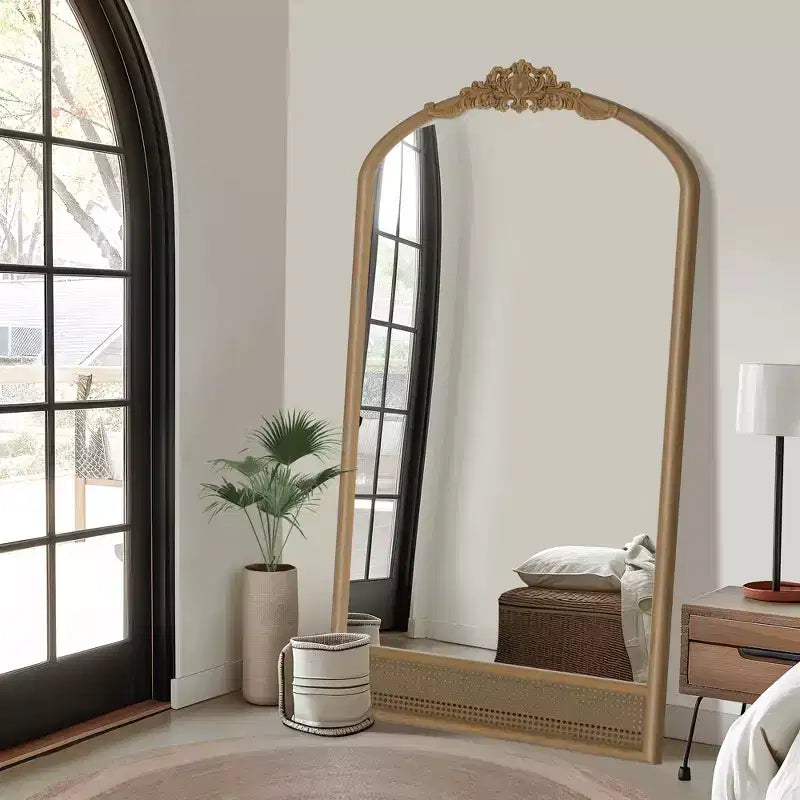 Specchio da parete decorativo Dovelina Arch con cornice in legno intagliata, fondo con specchio da appendere in rattan