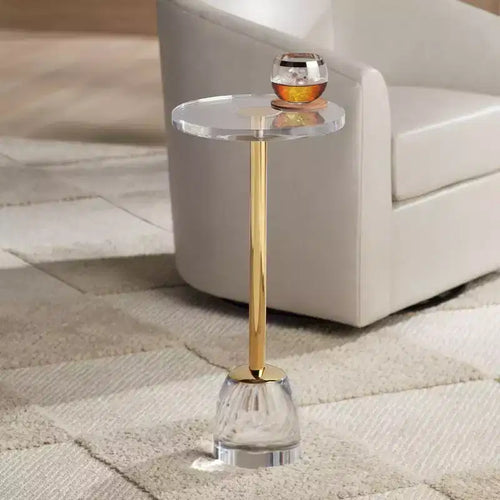 55 Downing Street Tavolino da appoggio Hanna 24 3/4 Luxe Gold con piano in acrilico e base in vetro